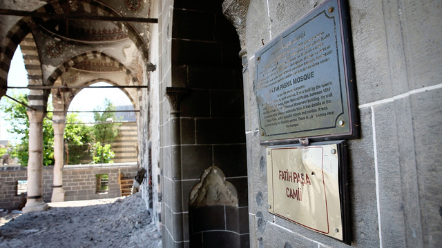 Diyarbakırda PKKlıların ateşe verdiği tarihi cami 2017 yılında hizmete girecek