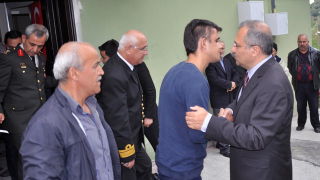 Diyarbakır'da yaralanan askere ziyaret