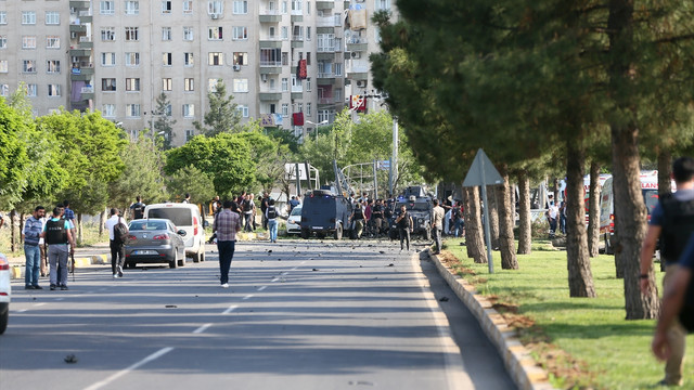 Diyarbakırda polise bombalı saldırı: 1i şehit 3 ölü 45 yaralı