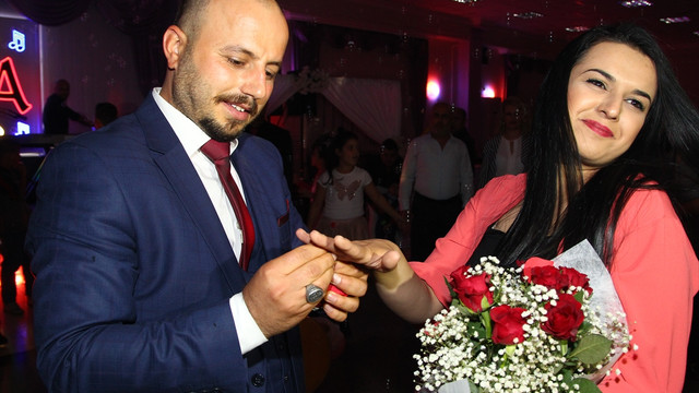 Düğün töreninde sürpriz evlenme teklifi