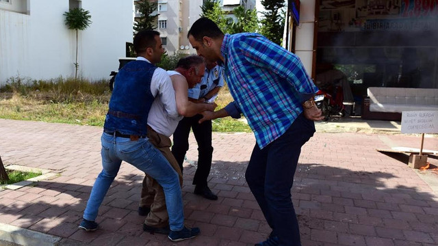 Antalyada dükkanının önünde kendisini yakmak istedi