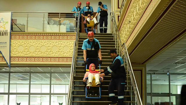 Engellilere deprem tatbikatı