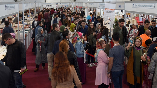 Erzurum'da kitap fuarına yoğun ilgi