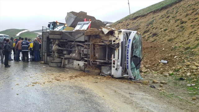 Erzurum'da yolcu otobüsü devrildi: 27 yaralı