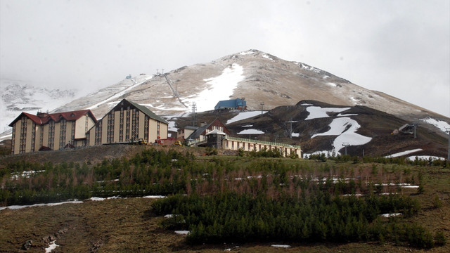 Erzurum'da yüksek kesimlere kar yağdı