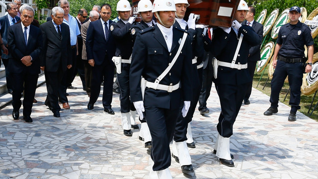 Eski İmar ve İskan Bakanı Tüten toprağa verildi