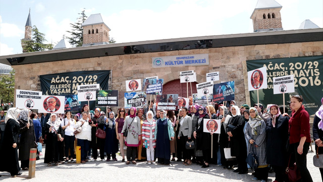 Eskişehir'de AK Partili kadınlardan belediyeye protesto