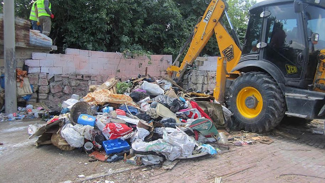 Evden 5 kamyon çöp çıkartıldı