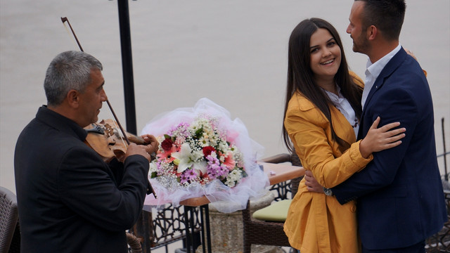 Edirnede evlilik teklifi renkli görüntülere sahne oldu