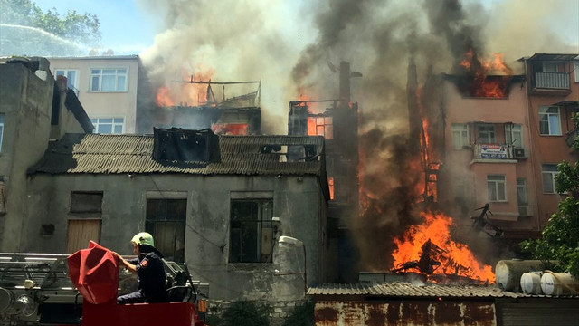 Fatihte ahşap bir evde yangın çıktı!