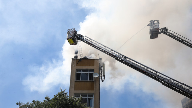 Fatihte çıkan yangın kurtarma rezaletine dönüştü!