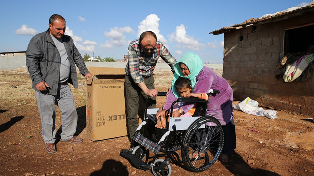 Felçli sığınmacı tekerlekli sandalyesine kavuştu