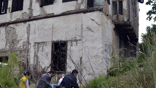 Fotoğraf çekmek için girdiği binadan düştü