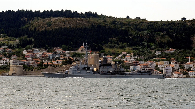 Fransız askeri gemisi Çanakkale Boğazı'ndan geçti