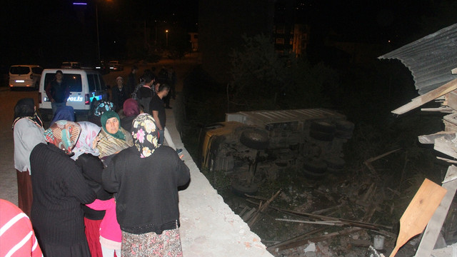 Sivasta freni boşalan kamyon eve çarptı