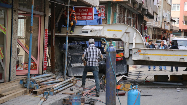 Freni boşalan tır, pastaneye çarptı