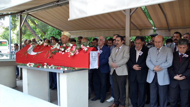 Futbol oynarken kalp krizi sonucu hayatını kaybeden savcı, defnedildi