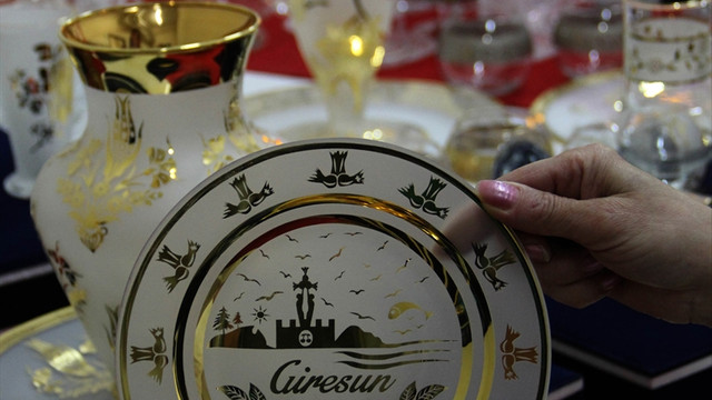 Geleneksel motifler camla gelecek nesillere aktarılıyor