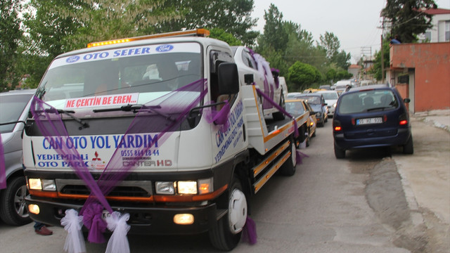 Gelin arabasını düğün salonuna çekiciyle götürdüler