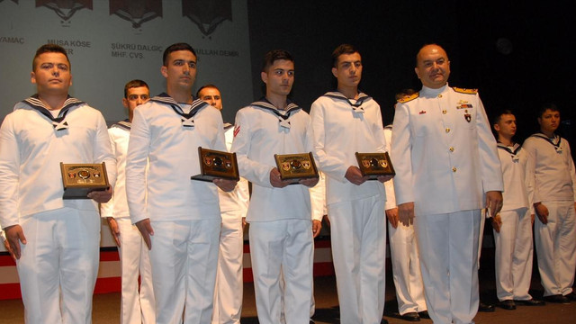 Genç bahriyeliler tezkerelerini aileleriyle aldı