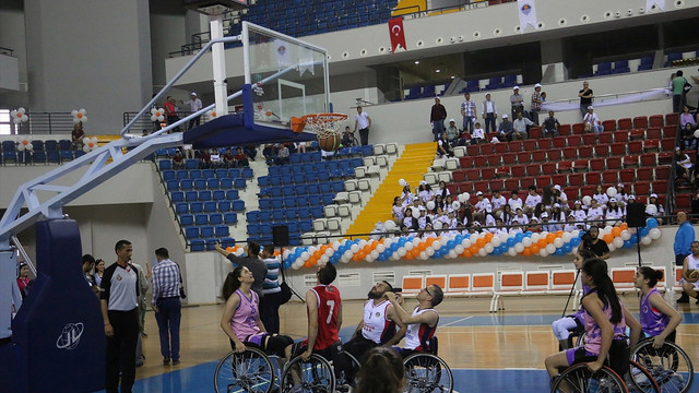 Genç sporcular, tekerlekli sandalyede basketbol oynadı