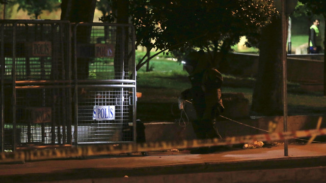 Gezi Parkının yanına bırakılan şüpheli çanta fünyeyle patlatıldı