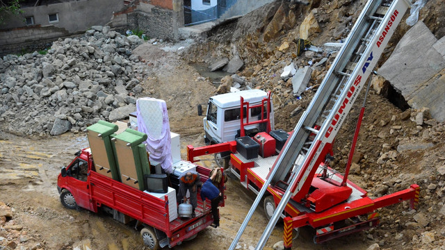 Gümüşhane'de yıkılma tehlikesi bulunan 6 bina boşaltıldı