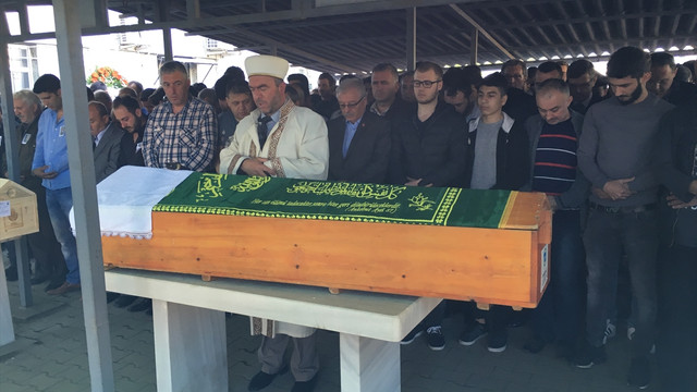 Halı sahada kalp krizi geçiren lise öğrencisi öldü