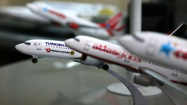 Hava yolu şirketlerinin promosyonlarını üretiyorlar