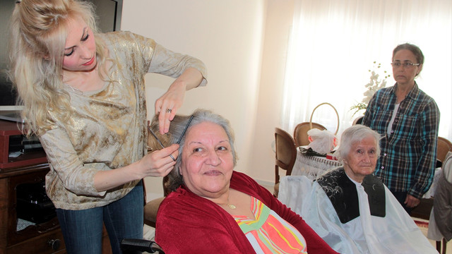 Huzurevi sakinlerine saç ve yüz bakımı