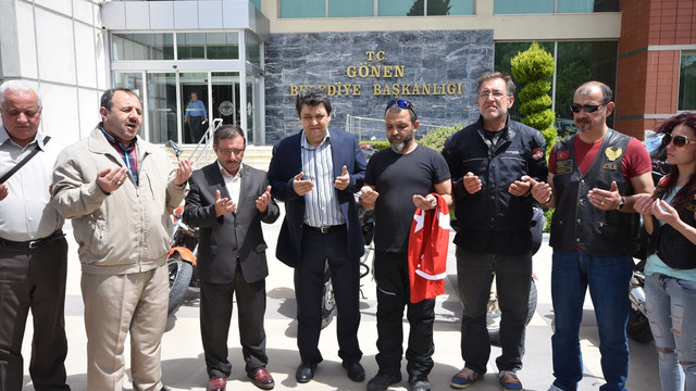 İl il dolaşarak şehit ve gazi ailelerini ziyaret edecek