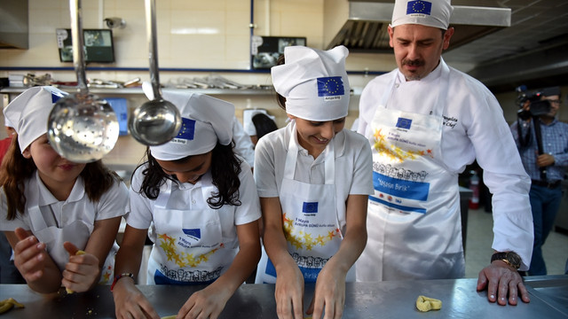 İlkokul öğrencileri İtalyan şefle birlikte yemek yaptı