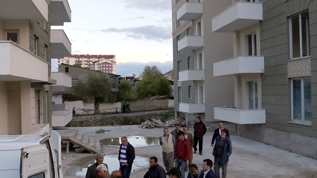 İnşaattan düşen Afgan işçi öldü