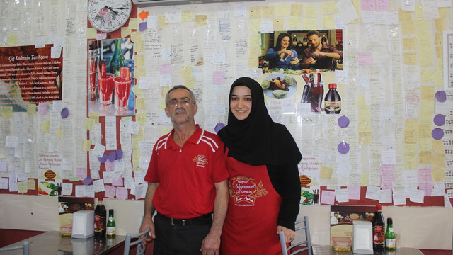 İş yerinin duvarını müşterilerinin notları süslüyor