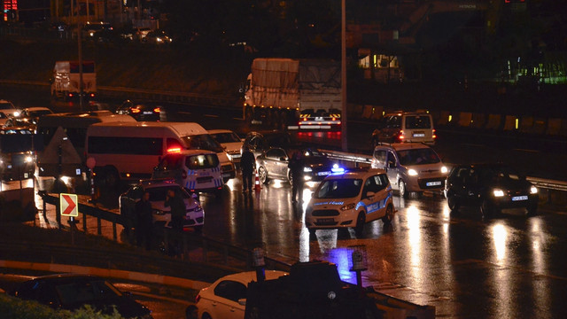 İstanbul Maltepe'de D-100 Karayolu'ndaki bir üst geçidin altında meydana gelen patlamada ilk belirlemelere göre bir kişi hafif yaralandı.