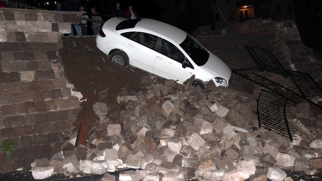 İstinat duvarı çöktü, bir otomobil zarar gördü