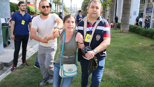 İzmir'de izinsiz gösteri