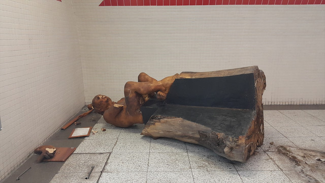 İzmir'de metro istasyonunda saldırıya uğrayan heykel