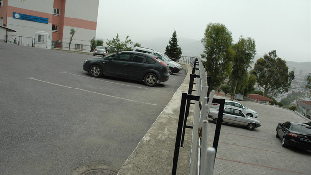 İzmir'de okul otoparkının yıkımını veliler engelledi