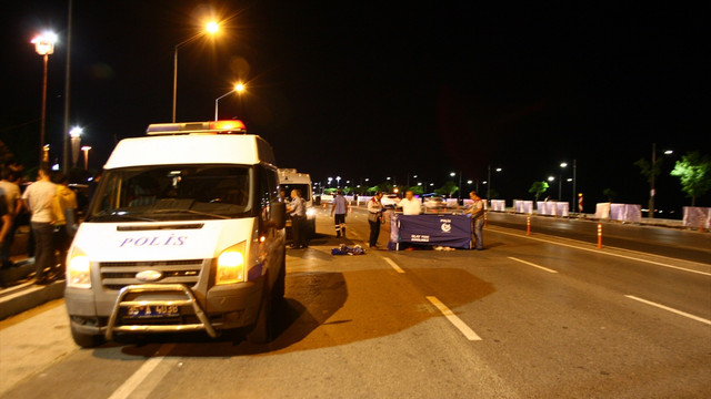 İzmirde otomobilin çarptığı genç öldü!