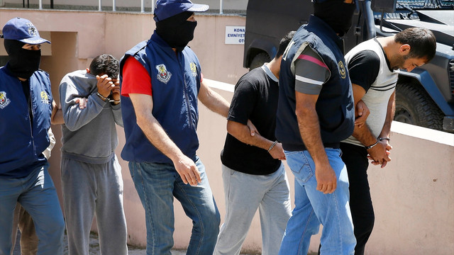 İzmirde silah ve el bombaları bulunmasına ilişkin 14 kişi tutuklandı