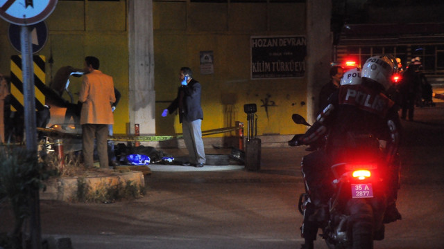 İzmir'de şüpheli araçta silah ve el bombası bulundu