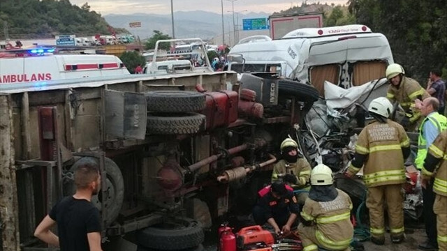 İzmir'de zincirleme trafik kazası: 3 yaralı