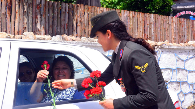 Jandarmadan annelere çiçek