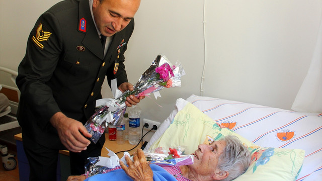 Jandarma'dan huzurevine Anneler Günü ziyareti