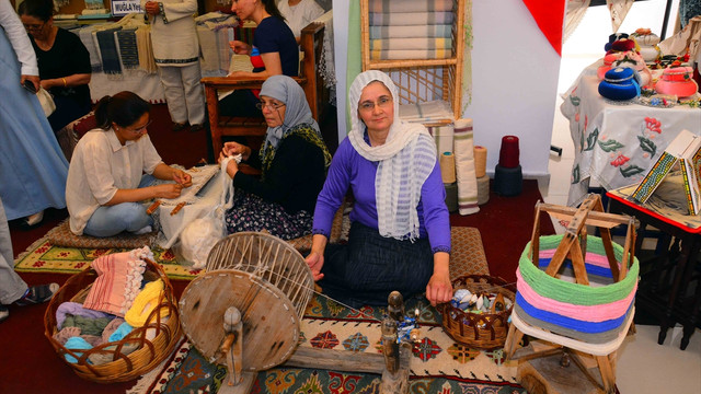 Kadınların ve mahkumların el emeği ürünleri sergilendi