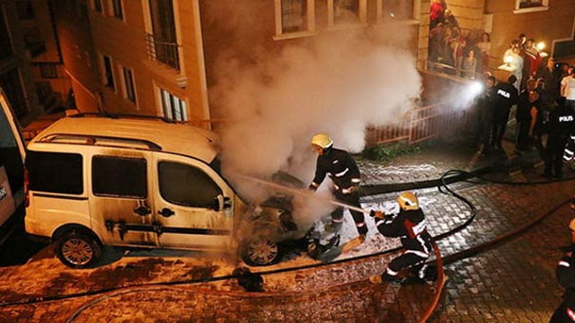 Kağıthanede 6 araç kundaklandı