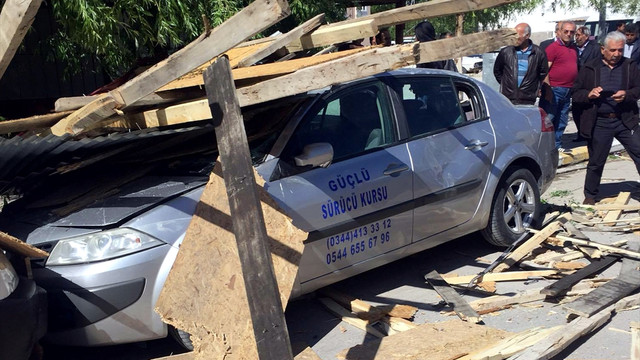 Kahramanmaraş'ta rüzgar çatıyı uçurdu: 1 yaralı