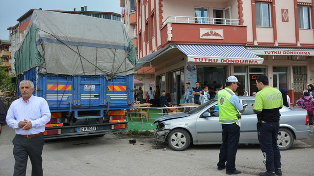 Kamyon ile otomobil çarpıştı, kafede oturan müşteriler yaralandı