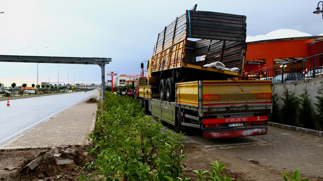 Kamyon taşıyan tır üst geçide çarptı